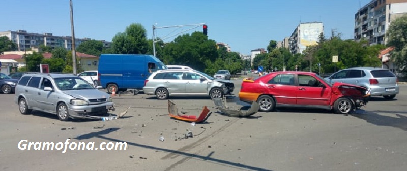 Двама души са в болница след верижната катастрофа в Бургас