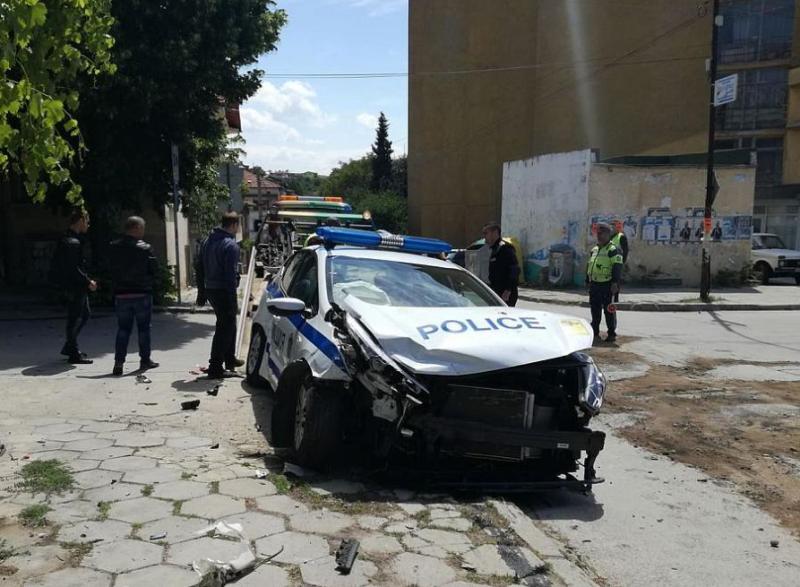 Кола блъсна патрулка в Сандански, двама полицаи са ранени