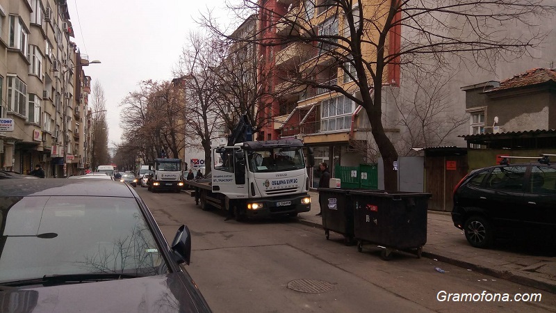 След жалба на бургазлия върховните съдии решиха: Не може да се паркира върху всеки тротоар