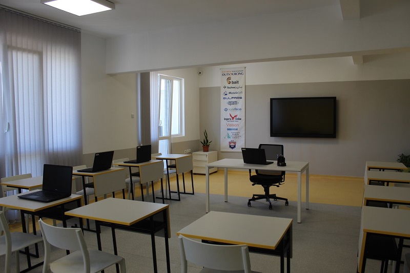 „Зайците“ на Компютърната гимназия влизат в чисто нови класни стаи