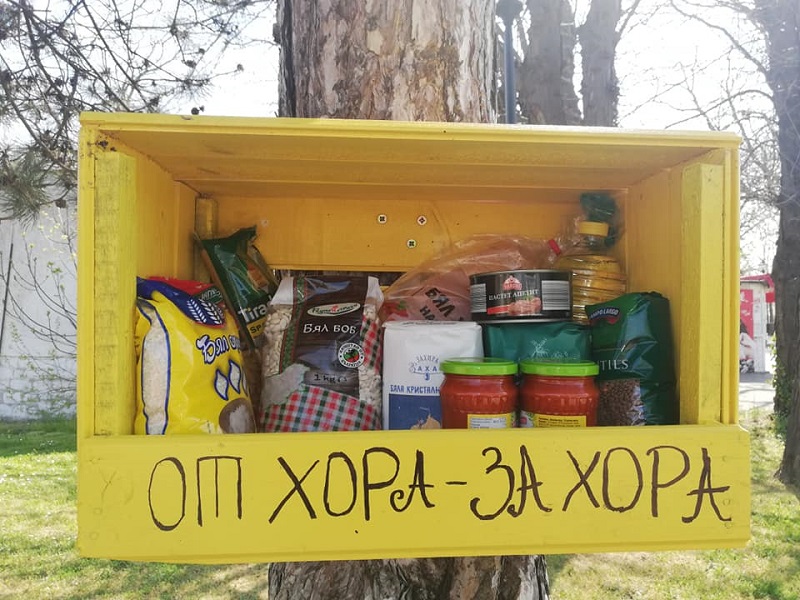Хора с добри сърца: В Черноморец направиха кутия, в която има хранителни продукти за нуждаещите се