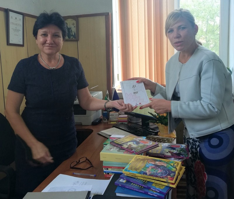 „Големи автори за малки библиотеки“ подари нови издания на училището в Ахтопол