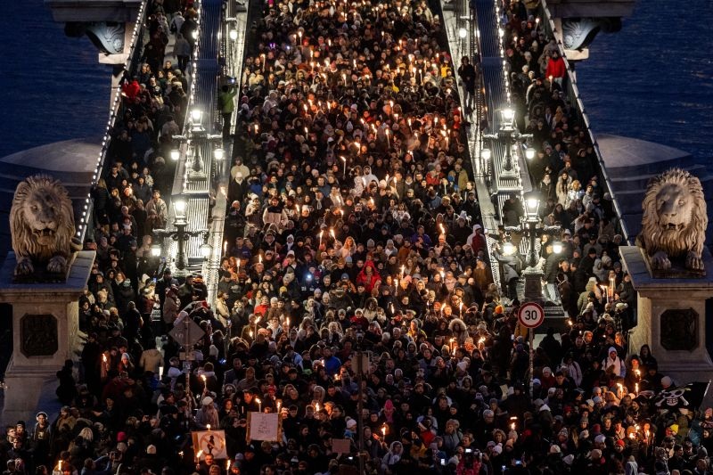 Огромен протест в Будапеща срещу Орбан