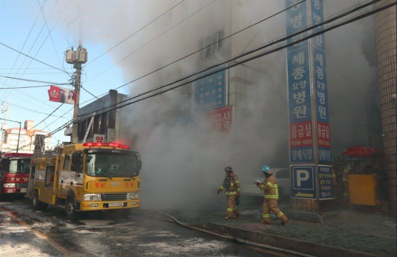 Пациенти изгоряха при пожар в южнокорейка болница