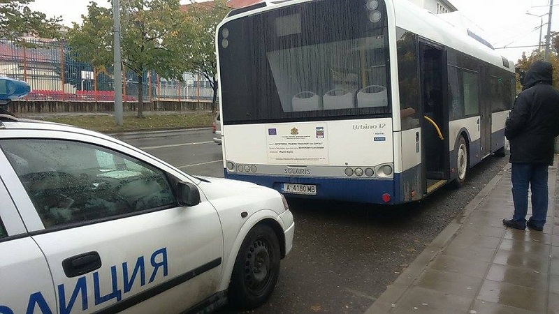 Шофьор сече пътя на автобус, дете е в болница