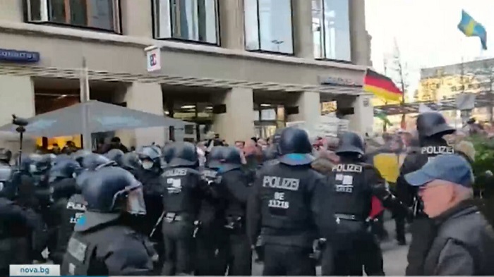Безредици по време на митинг на антиваксъри в Германия
