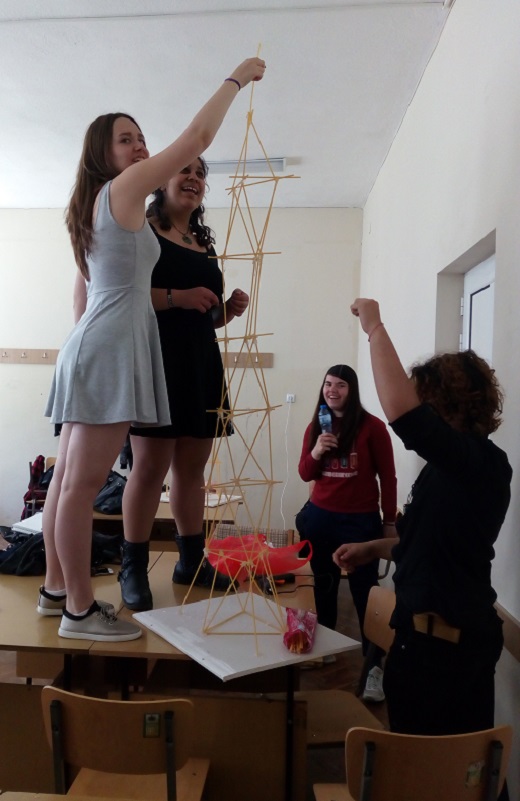 Ученици направиха кула от половин пакет спагети