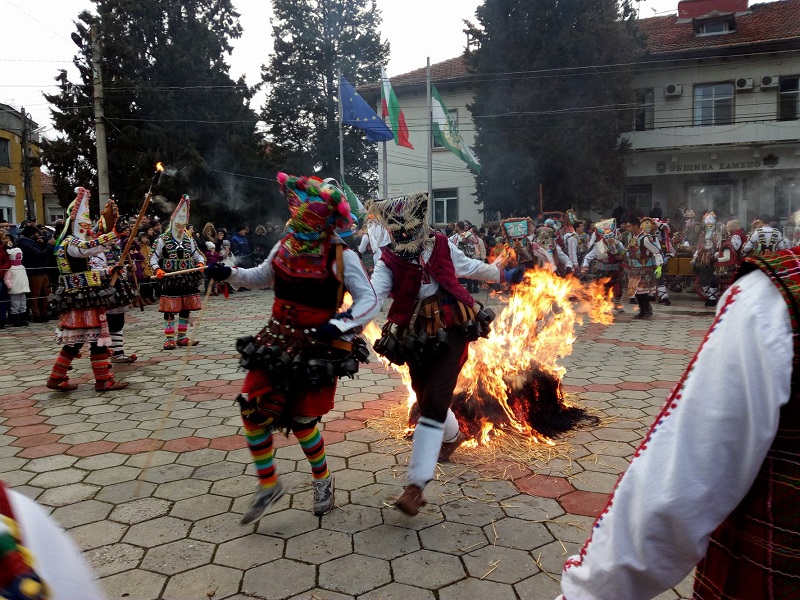 Кукери гонят злото с огън в Камено