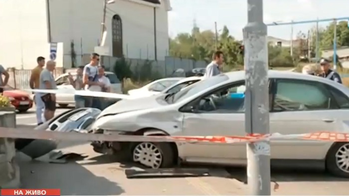 Кола се вряза в търговски център в София, петима са ранени