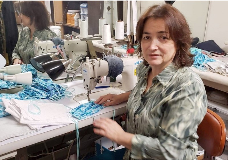 Бургазлийка реставрира дрехи в шивашкото си ателие в Чикаго