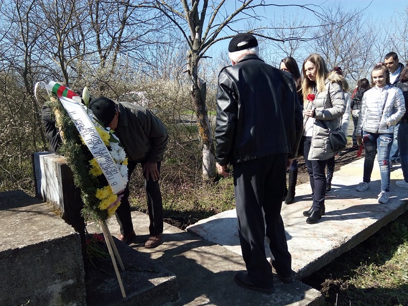 Жители на Камено поднесоха венци и цветя на паметната плоча на хан Тервел