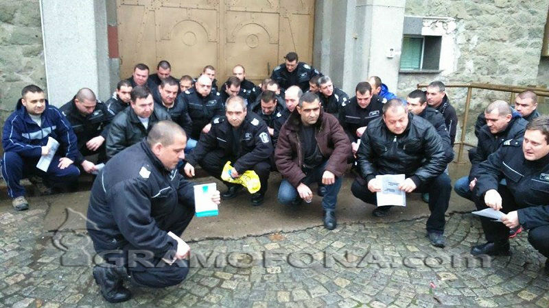 Надзиратели удрят рамо на колегите си от МВР