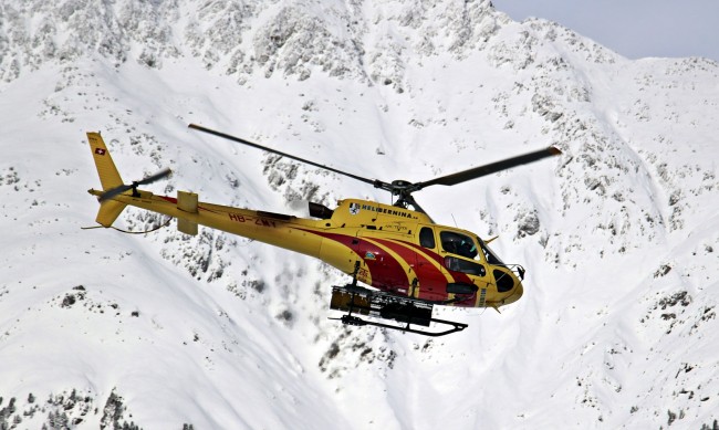 Хеликоптер се разби в Алпите, има двама загинали
