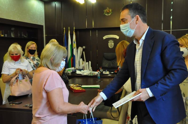 Наградиха медсестра от бургаска градина, доброволка срещу COVID-19