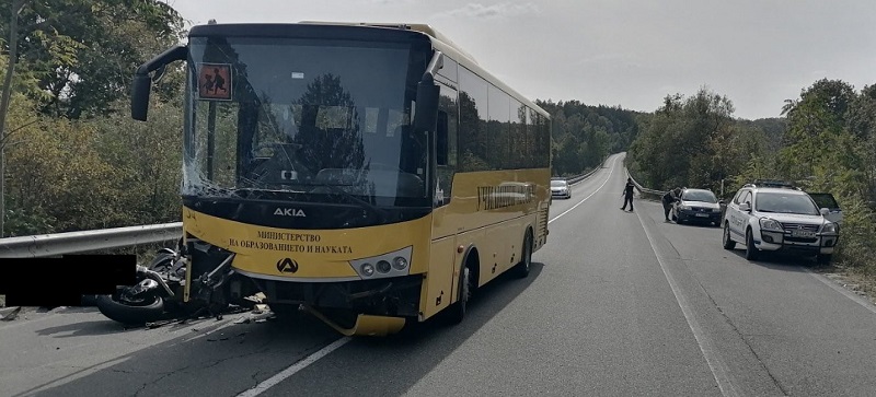 Катастрофа с училищен автобус край Малко Търново, мотоциклетист е загинал