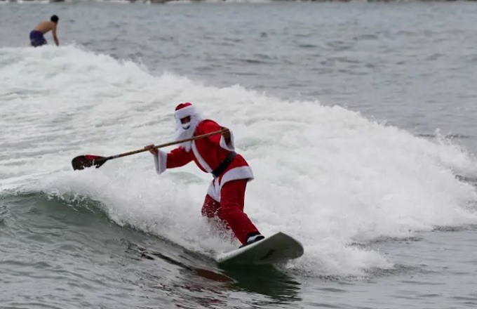 Ледено къпане: Стотици спазиха традицията в първия ден на Коледа