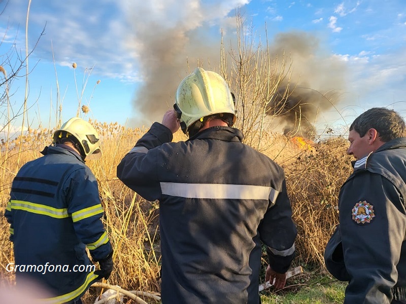 Голям пожар край Атанасовското езеро, чакали избягаха от огъня (видео и снимки)