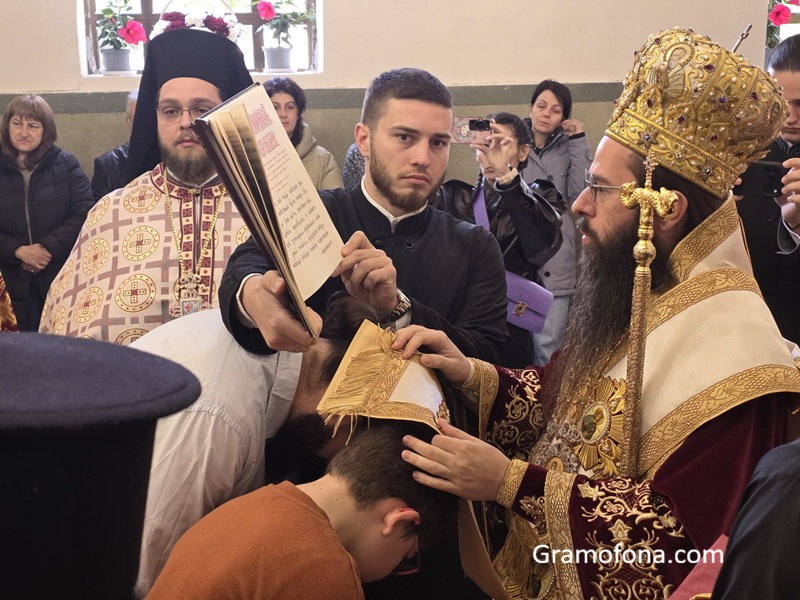Архиерейско богослужение за храмовия празник в Царево 