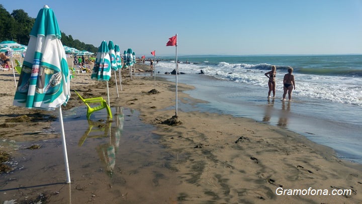 Бурно море и големи вълни на бургаския плаж, отмениха и плувния маратон до острова