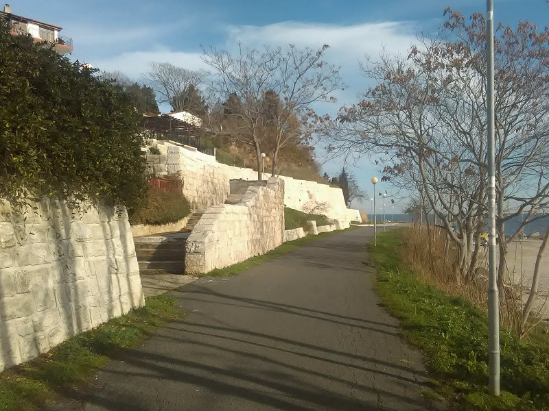 Опасна стена на крайбрежната алея в Стария Несебър 