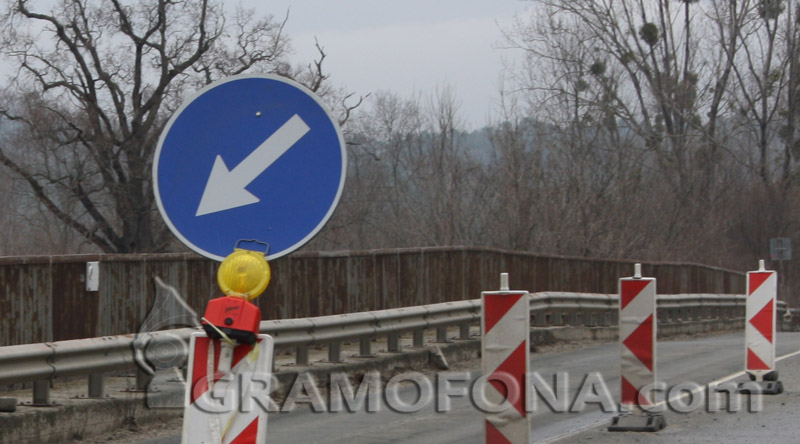 Наводнени пътища ограничават движението в Бургаско
