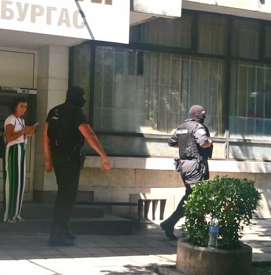 Качулки изкараха задържан от следствието в Бургас