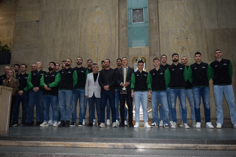 Димитър Николов удостои с Почетния знак на Община Бургас волейболния „Нефтохимик 2010“