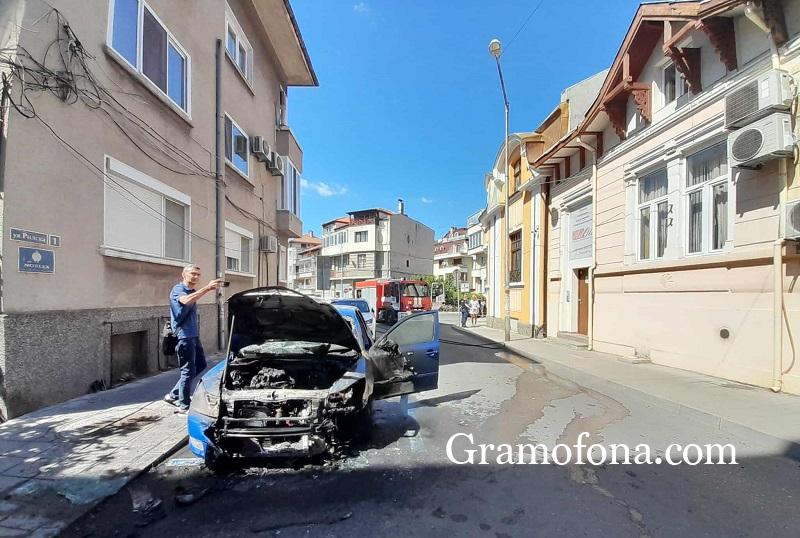 Автомобил изгоря в центъра на Бургас