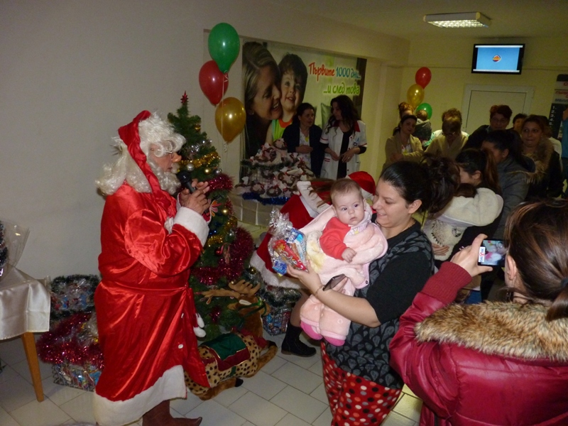 Дядо Коледа и Снежанка зарадваха над 50 деца в УМБАЛ Бургас