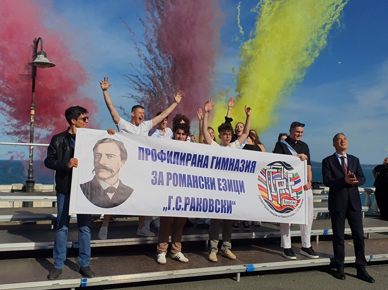 Бургас изпрати своите абитуриенти с духова музика и червен килим