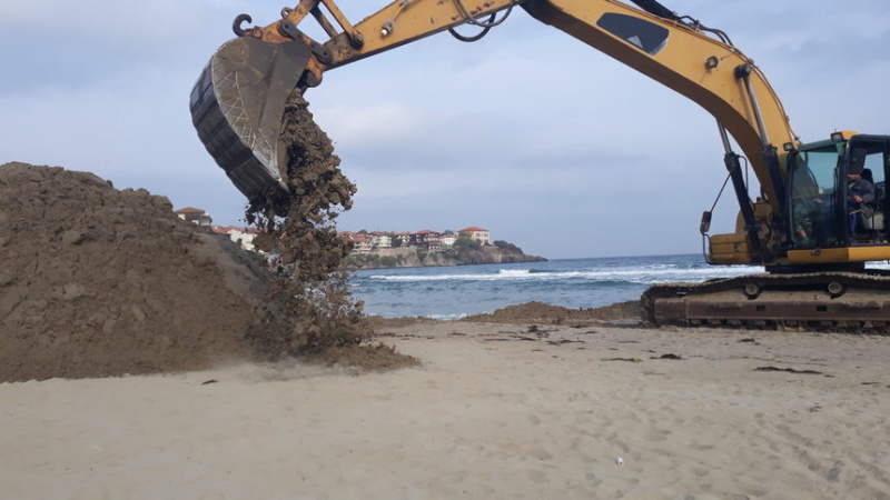 Областната управителка на Бургас обяви дигите по плажовете за незаконни