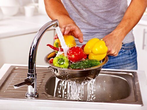Експерт: Не мийте плодовете и зеленчуците със сапун, опасно е