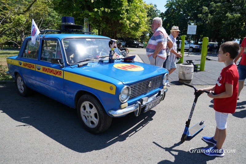 Милиционерско жигули и супер шевролети на ретро парада в Бургас (СНИМКИ)