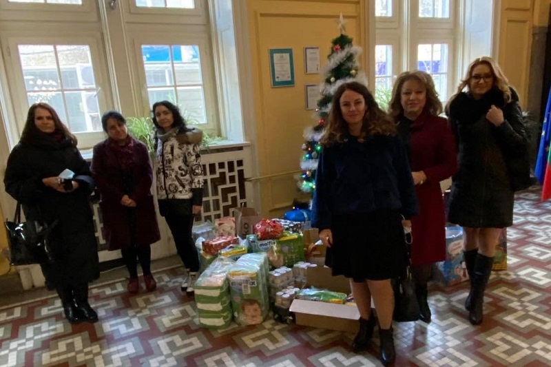 Дамите от ГЕРБ с коледни подаръци за бургаски деца в риск
