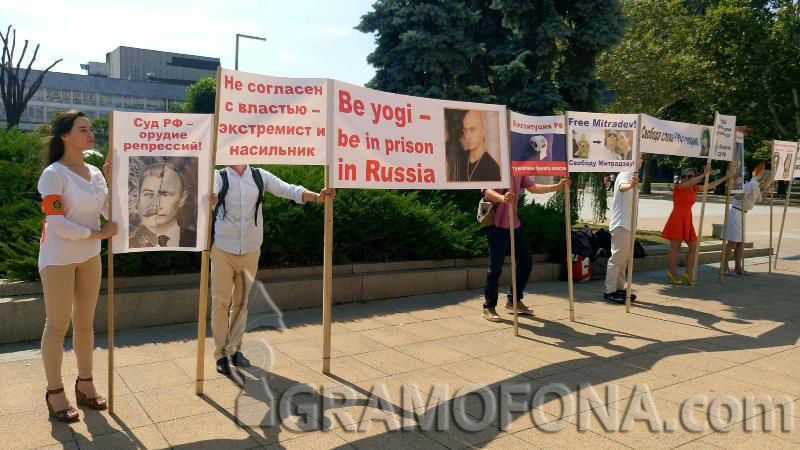 Руснаци на протест пред бургаския съд
