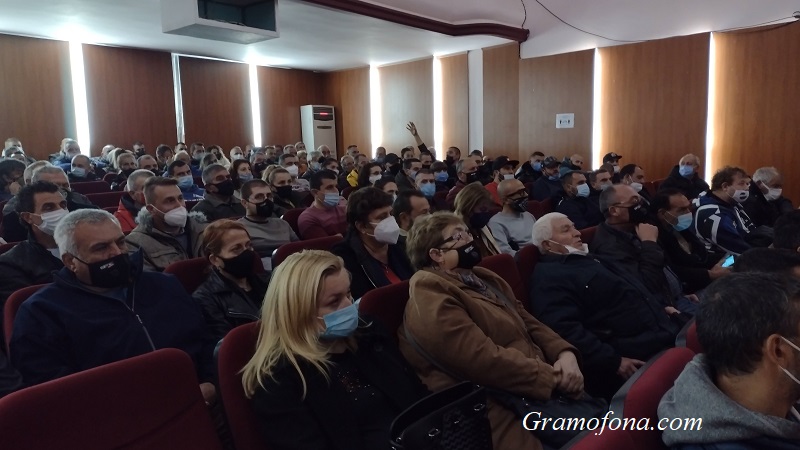 В Царево канят новите министри на екологията и регионалното развитие: Не може проблемите ни да се решават в хотел в София