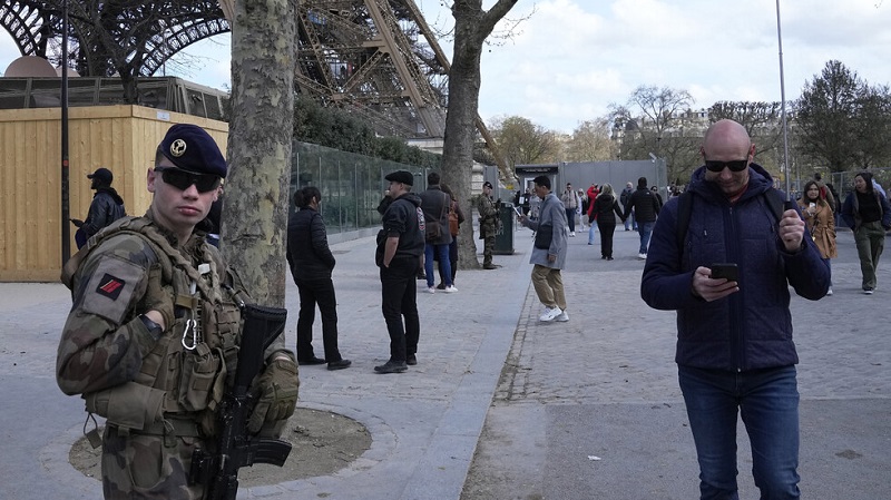 Франция обяви най-високата степен на терористична заплаха