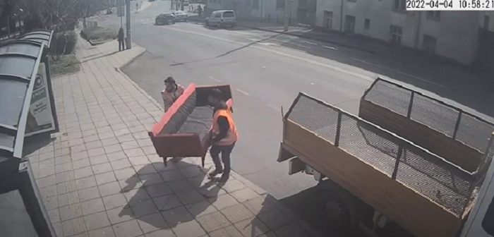Ексклузивно видео: Два пъти прибраха прословутия червен диван в Бургас