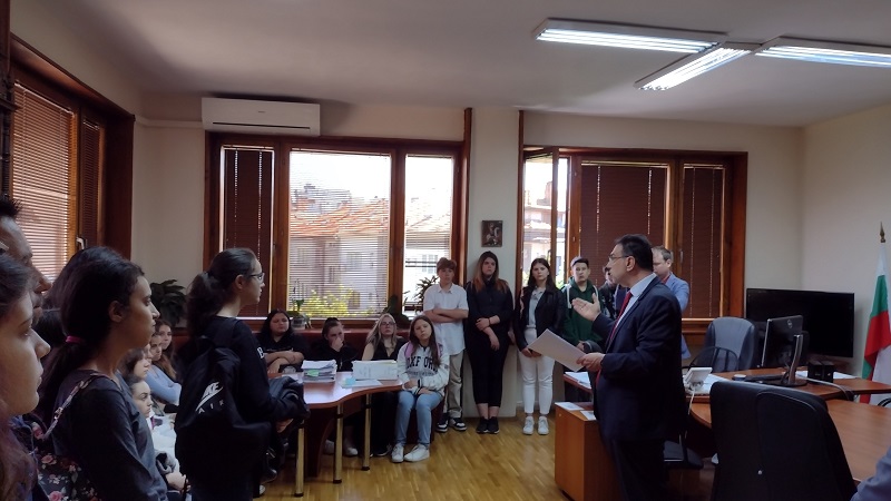 Ученици от „Йордан Йовков“ разпитваха бургаски прокурори