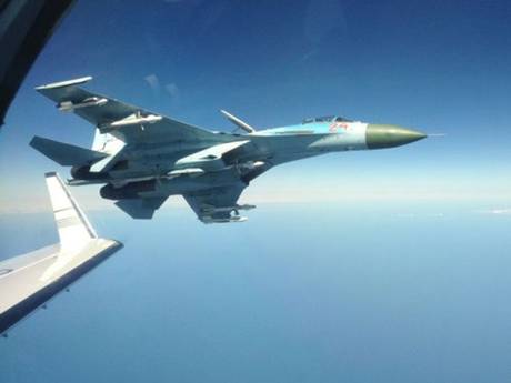 Руски разузнавателен самолет за малко да разбие пътнически
