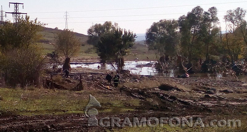 Доброволци с лодки търсят Стоянка в Мандренското езеро