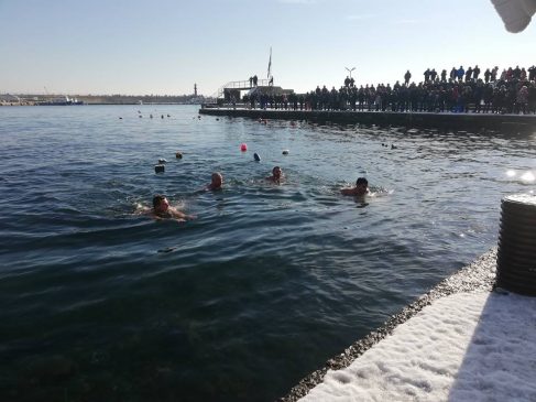 Ветеран спаси кръста в Царево