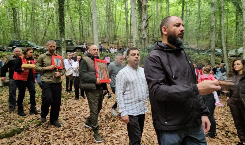 Поклонници с икони се събраха в свещения за нестинарите Влахов дол