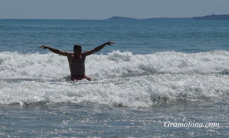 Опасни вълни извадиха раменете на тийнейджъри в Бургас