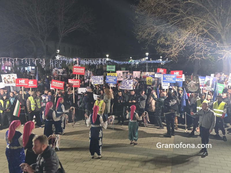 Хиляди на площада в Руен поискаха стабилна държава и редовно правителство