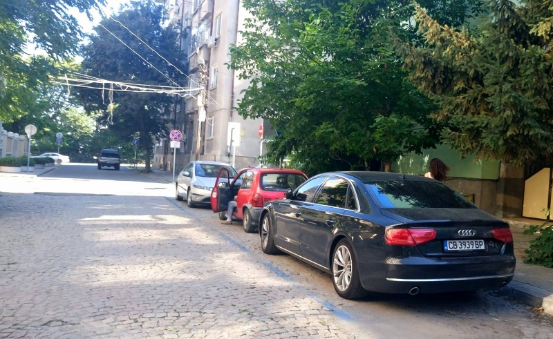 Знак невидимка изненадва шофьори на бургаска улица