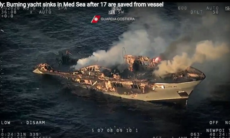 Яхта с туристи се запали и потъна в Средиземно море