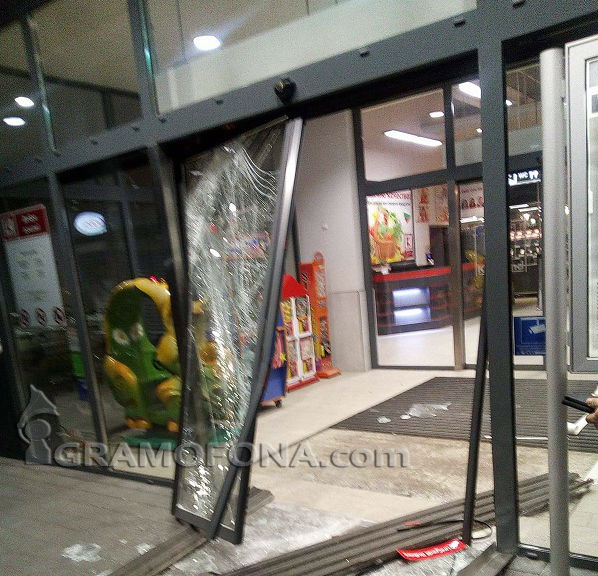 Взривиха два банкомата в София