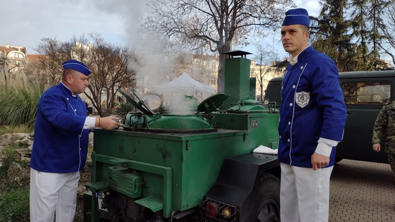 Близо 14 000 порции с риба и курбан ще бъдат раздадени на Никулден