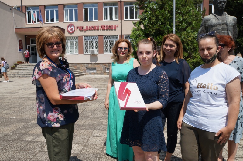 Поредно добро дело на Руската гимназия – дариха таблети на ученици в нужда
